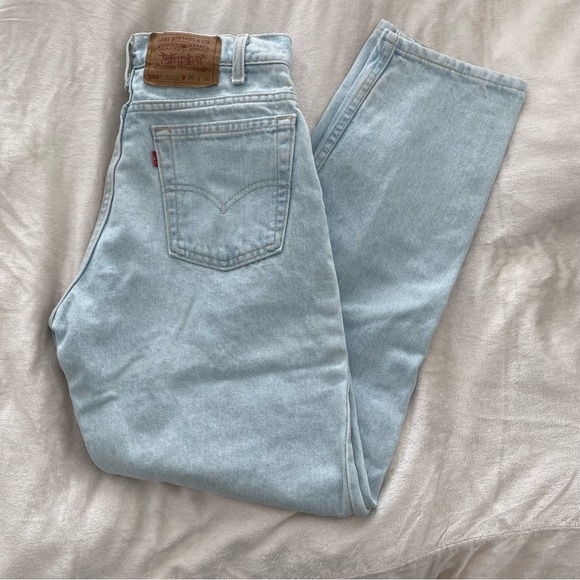 ❌SOLD❌ Vintage Levi’s 550 Relaxed Fit Tapered Legs Light Blue | Size 30” - Picture 2 of 6